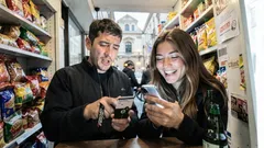 Povestire scurtă: Am plătit ceva banal, iar telefonul a început să sune ciudat