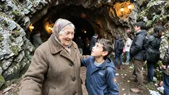 Poveste scurtă: Bunica a întrerupt liniștea din peșteră cu o observație ciudată