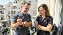 Poveste scurtă: Mi-a cerut să-mi deblochez telefonul, iar bucătăria a amuțit brusc